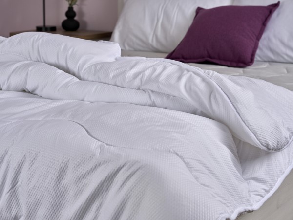Staples and Co Hint of Silk 10.5 TOG Duvet alternate view
